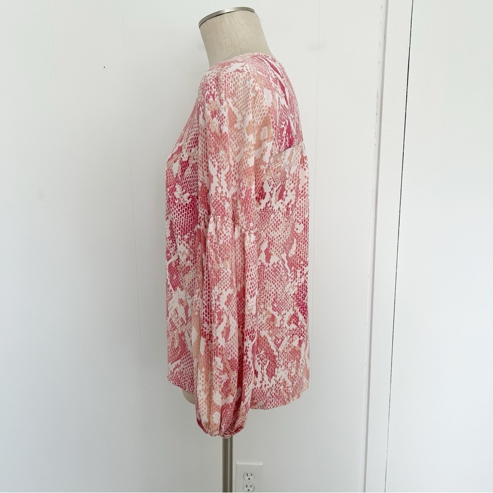 Cabi #5708 Bethany Snake Blouse Pink Coral Size Small - Picture 4 of 8